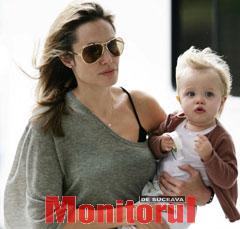 La nici 2 ani, Shiloh Jolie-Pitt a adunat deja pe paşaport mai multe vize decât ar strânge într-o viaţă mulţi dintre oamenii obişnuiţi