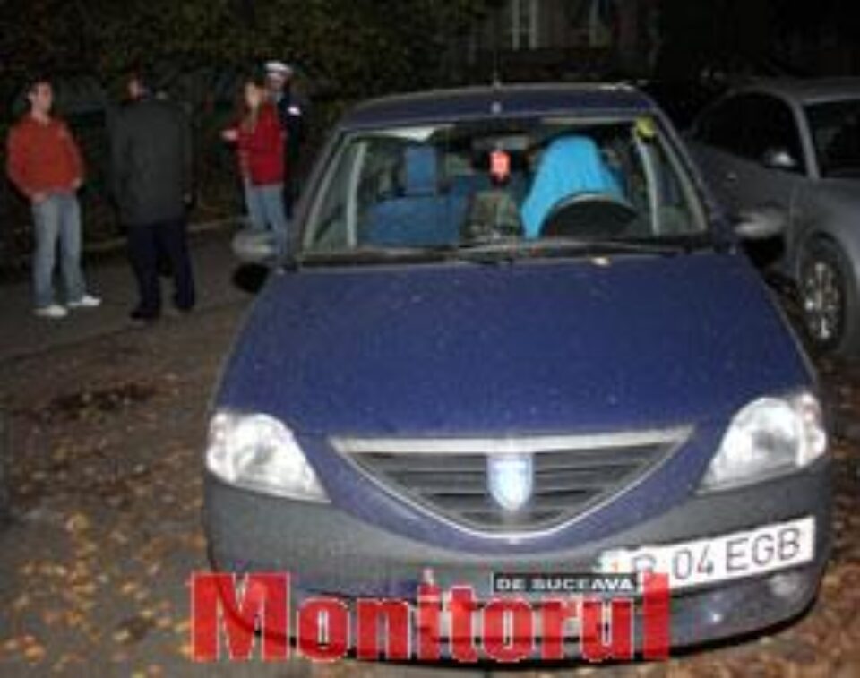 În spatele maşinii de radar implicate în acest caz, subcomisarul Petrea discută cu cei doi tineri care s-au întâlnit în trafic cu poliţistul beat