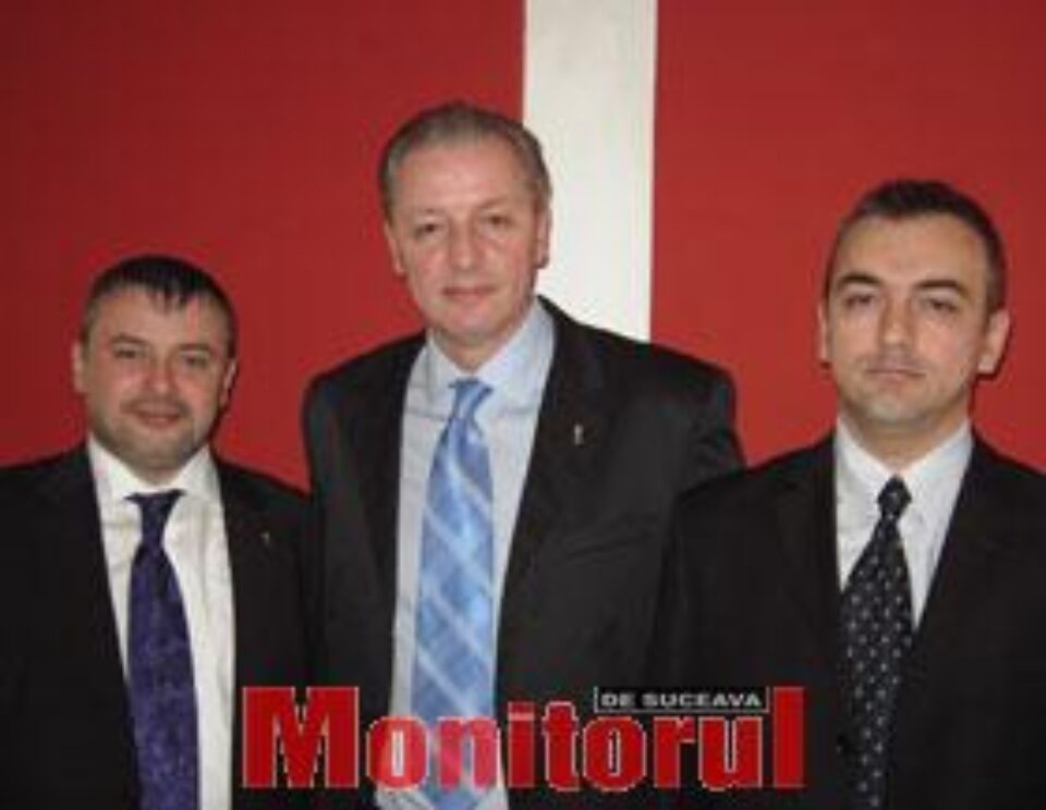 Preşedintele PD Suceava, Eugen Uricec, flancat de Robert Croitor (dreapta) şi Ioan Bălan (stânga)