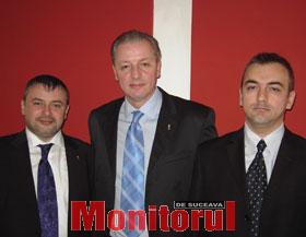 Preşedintele PD Suceava, Eugen Uricec, flancat de Robert Croitor (dreapta) şi Ioan Bălan (stânga)