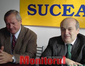 Preşedintele PNŢCD, Marian Petre Miluţ (dreapta), şi preşedintele PNŢCD Suceava, Petru Juravlea (stânga)