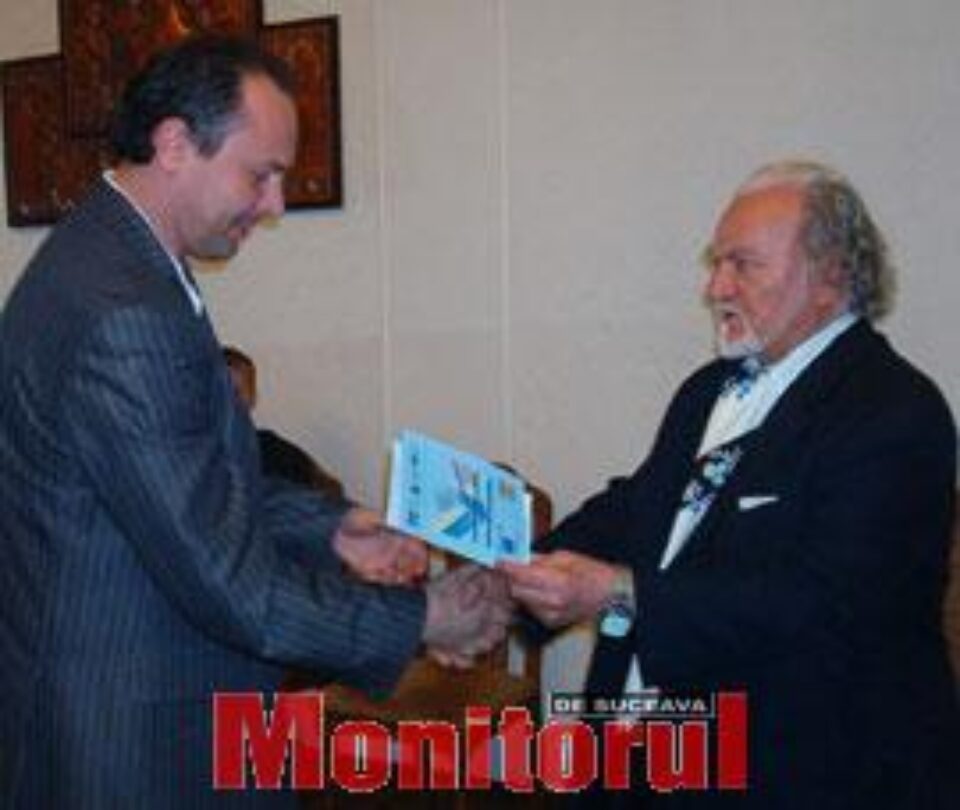 Regizorul Alecu G. Croitoru înmânând unul dintre premiile manifestării Regizorul Alecu G. Croitoru înmânând unul dintre premiile manifestării