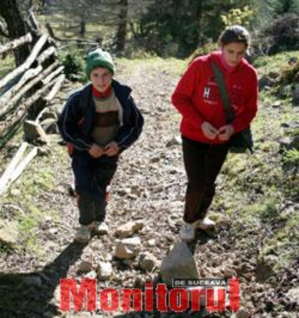 Copiii munţilor se întorc de la şcoală