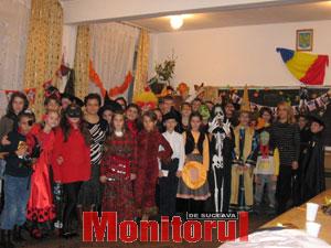 Elevii, alături de profesorii lor, sărbătorind Halloween-ul