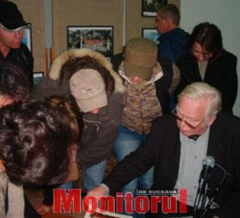 Ştefan Petrescu în mijlocul tinerilor participanţi Ştefan Petrescu în mijlocul tinerilor participanţi