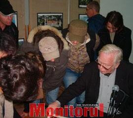 Ştefan Petrescu în mijlocul tinerilor participanţi