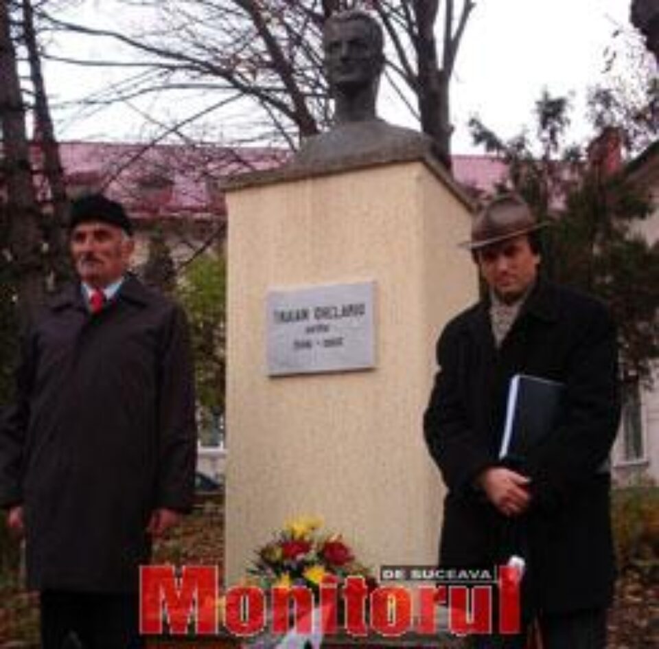 Victor Cozariuc şi Mircea A. Diaconu lângă bustul lui Traian Chelariu Victor Cozariuc şi Mircea A. Diaconu lângă bustul lui Traian Chelariu