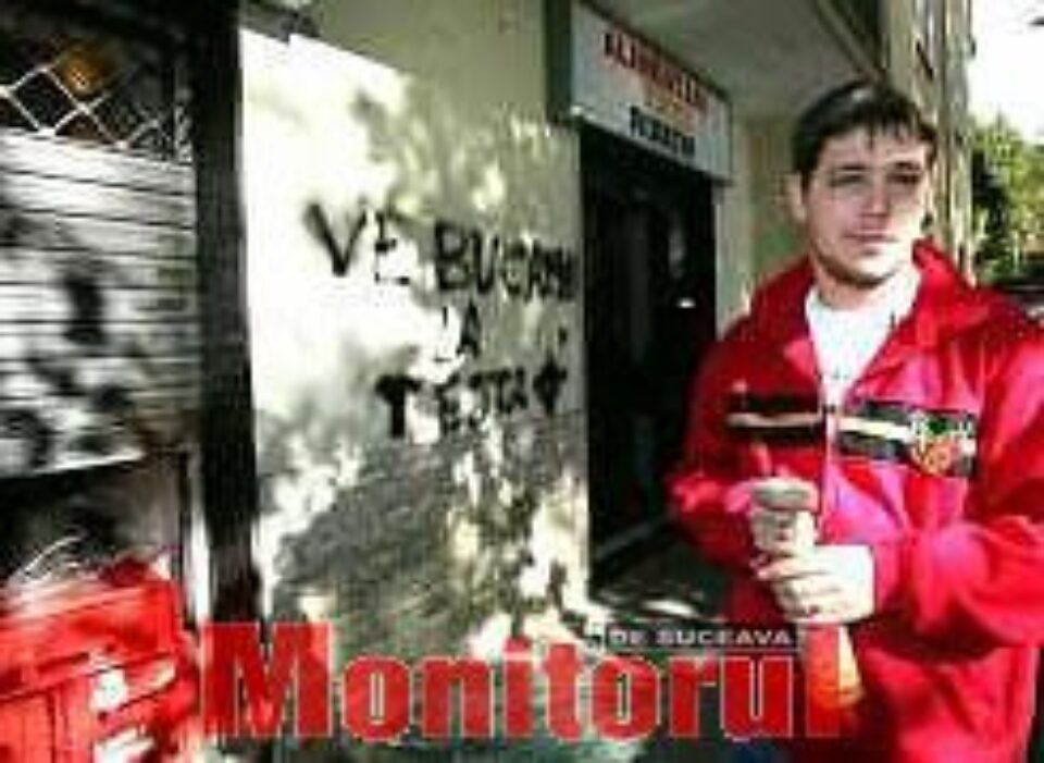 "Vă spargem capetele", a fost mesajul lăsat pe zid de atacatori