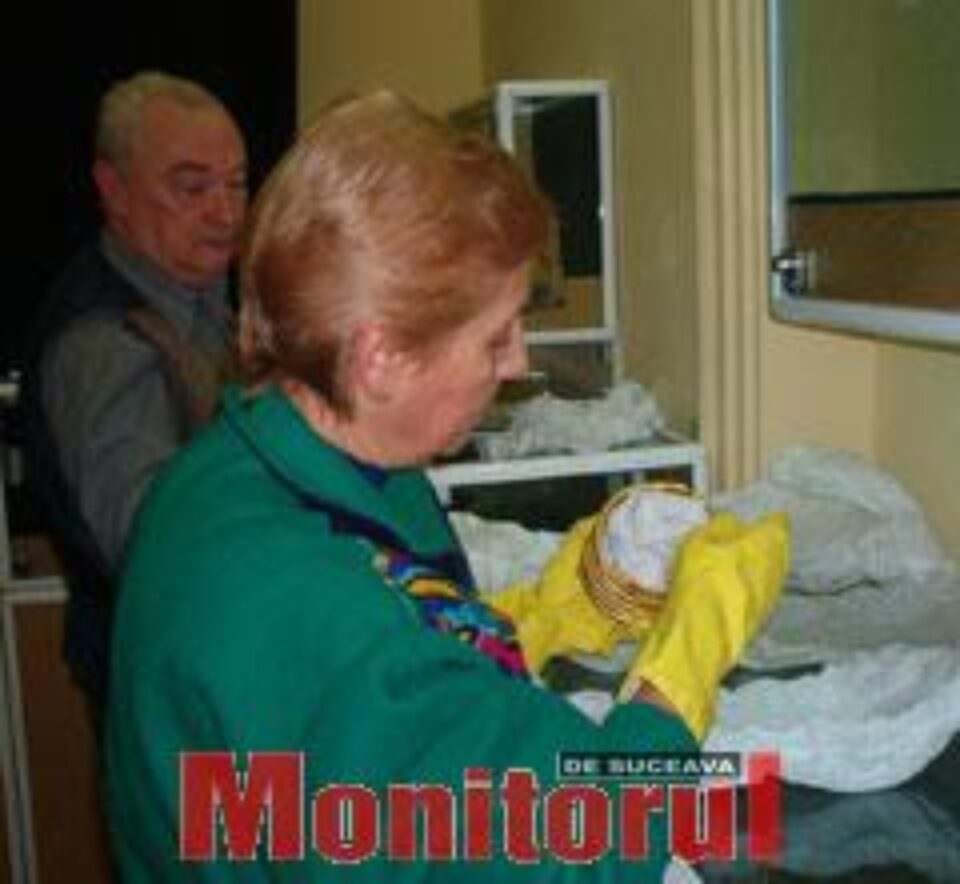 Aurelia Lazăr, conservatorul general al MNIR, ambalând brăţările pentru plecare Aurelia Lazăr, conservatorul general al MNIR, ambalând brăţările pentru plecare