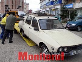 Ridicarea unui autovehicul abandonat în parcarea din intersecţia Mărăşeşti