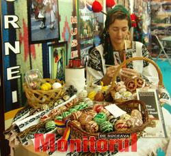 Cristina Bădăluţă a prezentat străinilor arta încondeierii ouălor