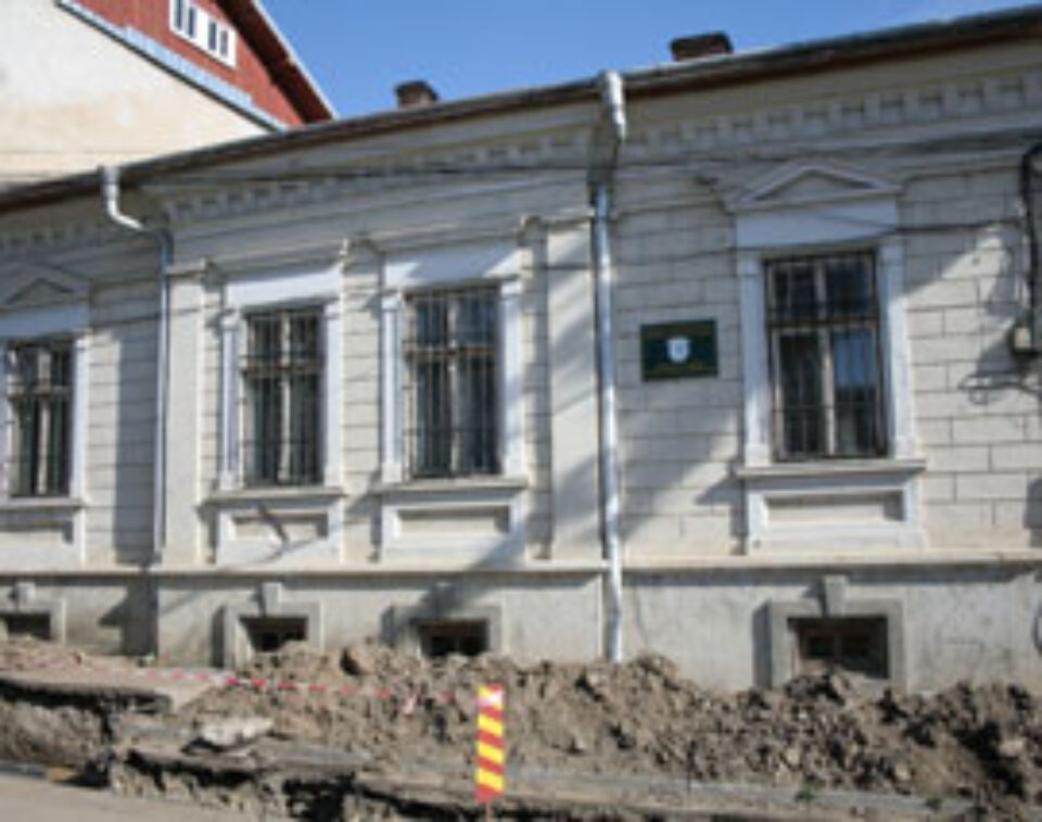 Imobilul de pe strada Dragoş Vodă a cărui faţadă va fi inclusă în noua clădire a Laboratorului Zonal de Restaurare Imobilul de pe strada Dragoş Vodă a cărui faţadă va fi inclusă în noua clădire a Laboratorului Zonal de Restaurare