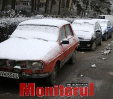 Şoferii au avut ieri dimineaţă de răzuit minute bune parbrizele îngheţate