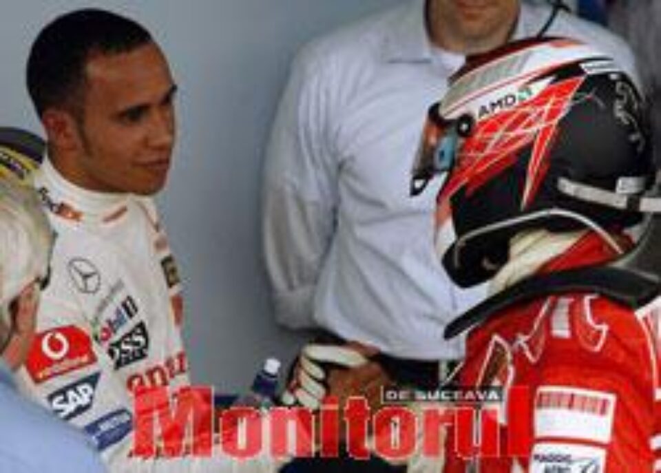 Hamilton şi Raikkonen (cu cască) aşteaptă cu înfrigurare verdictul de azi