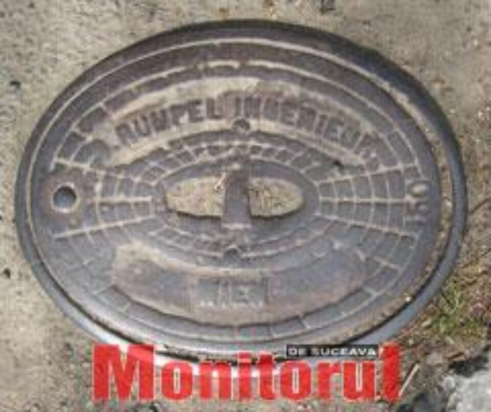 Capacul din fontă cu inscripţia „Rumpel Ingenieur-Wien”, la locul din care a fost recuperat Capacul din fontă cu inscripţia „Rumpel Ingenieur-Wien”, la locul din care a fost recuperat