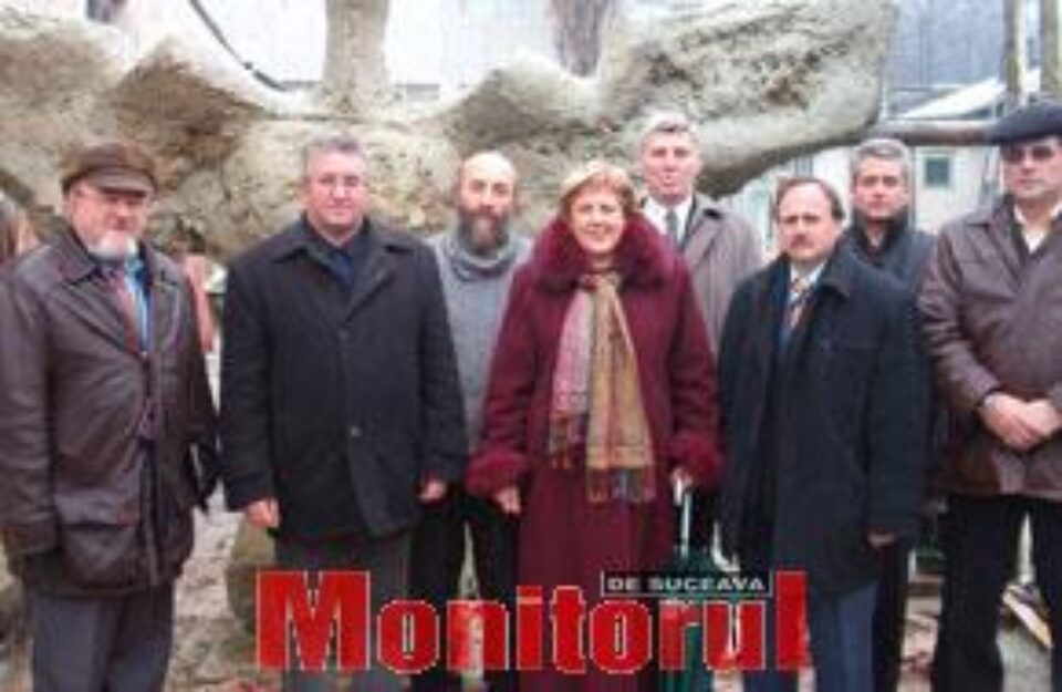 Membrii comisiei de recepţie împreună cu sculptorul, lângă monumentul realizat din argilă