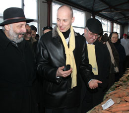 Preşedintele Camerei Deputaţilor, liberalul Bogdan Olteanu, însoţit de liderii PNL Suceava, Ion Lungu şi Mihai Steiciuc