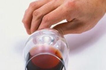 Consumul regulat de vin roșu previne dezvoltarea cancerului la colon