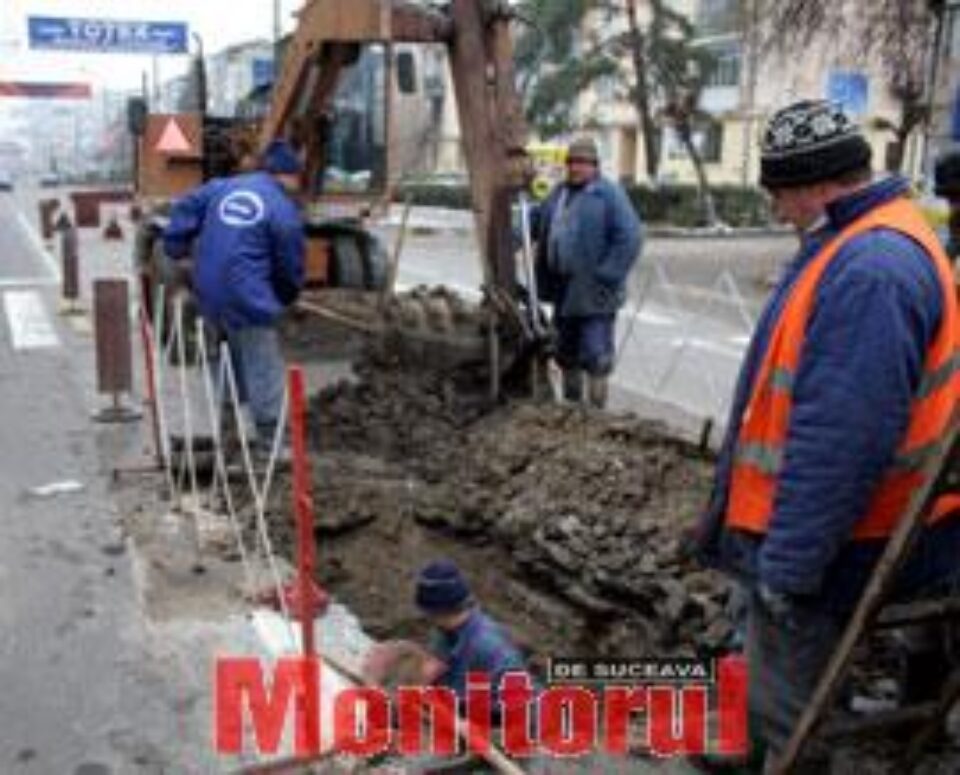 Apa curge prin ţevi vechi de 100 de ani, iar străzile sunt sparte una după alta Apa curge prin ţevi vechi de 100 de ani, iar străzile sunt sparte una după alta