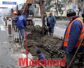 Apa curge prin ţevi vechi de 100 de ani, iar străzile sunt sparte una după alta