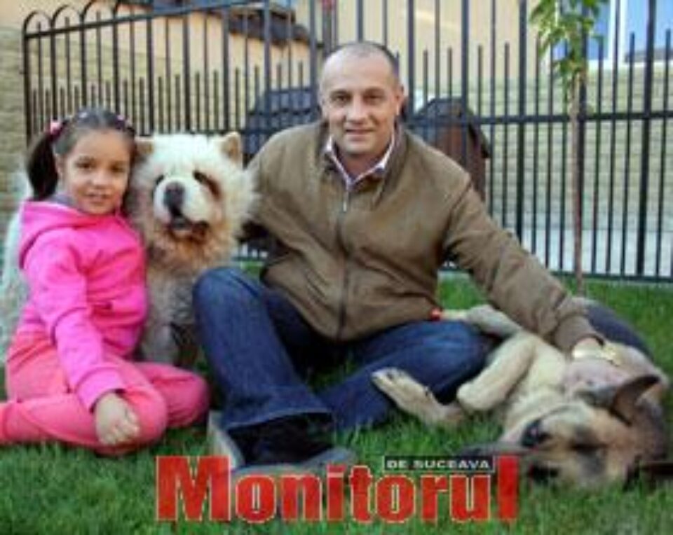 Alexandru Băişanu şi fiica sa, împreună cu Athos şi Nero