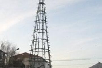 Primul brad metalic din Suceava, montat în Intersecția Burdujeni