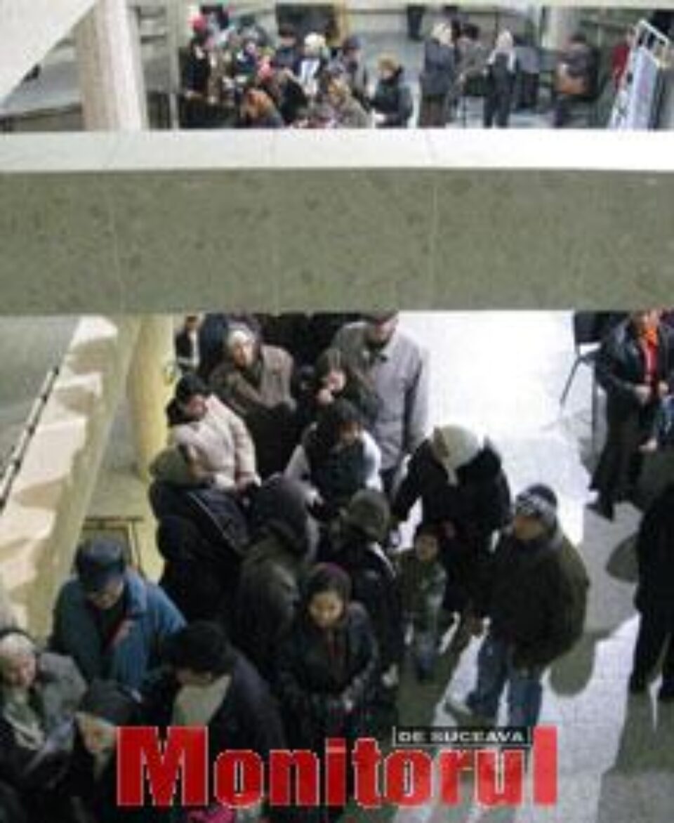 Cozi la Primărie pentru ajutoarele băneşti pentru lemne Cozi la Primărie pentru ajutoarele băneşti pentru lemne