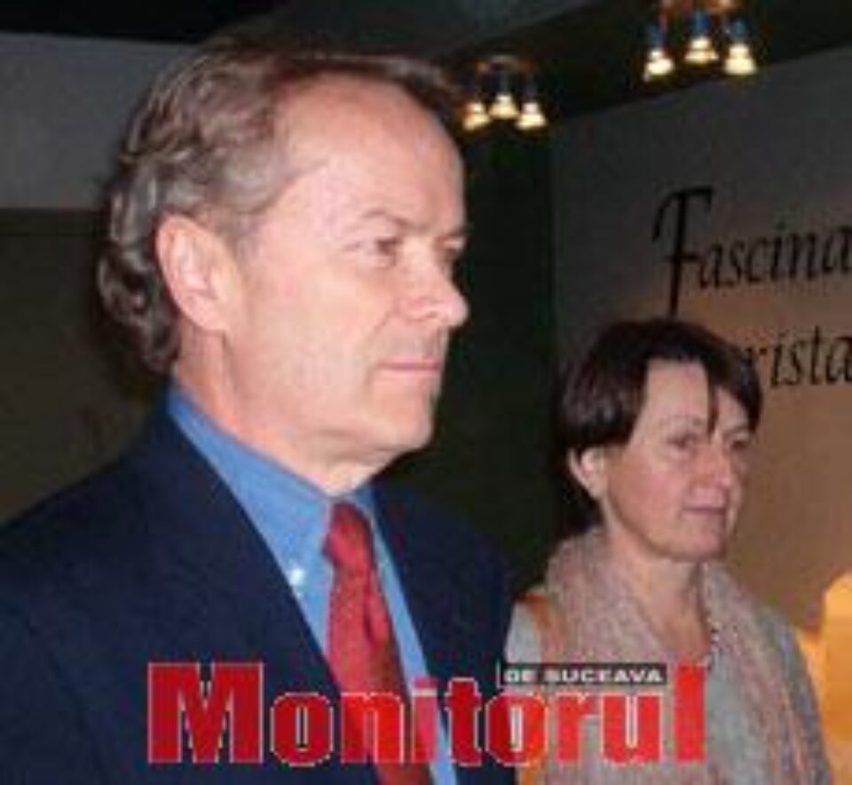 Designerul-arhitect Jeff Daly şi specialisul conservator Florica Zaharia