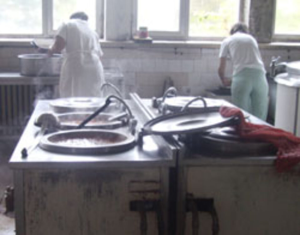 Bucătăresele de la Spitalul Județean, trimise la cursuri de gătit Bucătăresele de la Spitalul Județean, trimise la cursuri de gătit