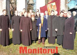 Breslaşii împreună cu preoţii şi însemnele breslei lângă zvoniţă