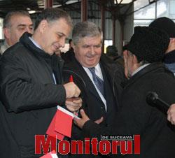 Mircea Geoană a împărţit autografe simpatizanţilor PSD din Rădăuţi