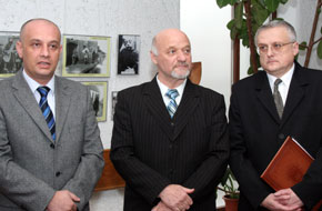 Subprefectul Ştefan Alexandru Băişanu, preşedintele UUR-Ţinutul Bucovina, Ioan Bodnar, şi consulul general al Ucrainei la Suceava, Sergiy Nikshych