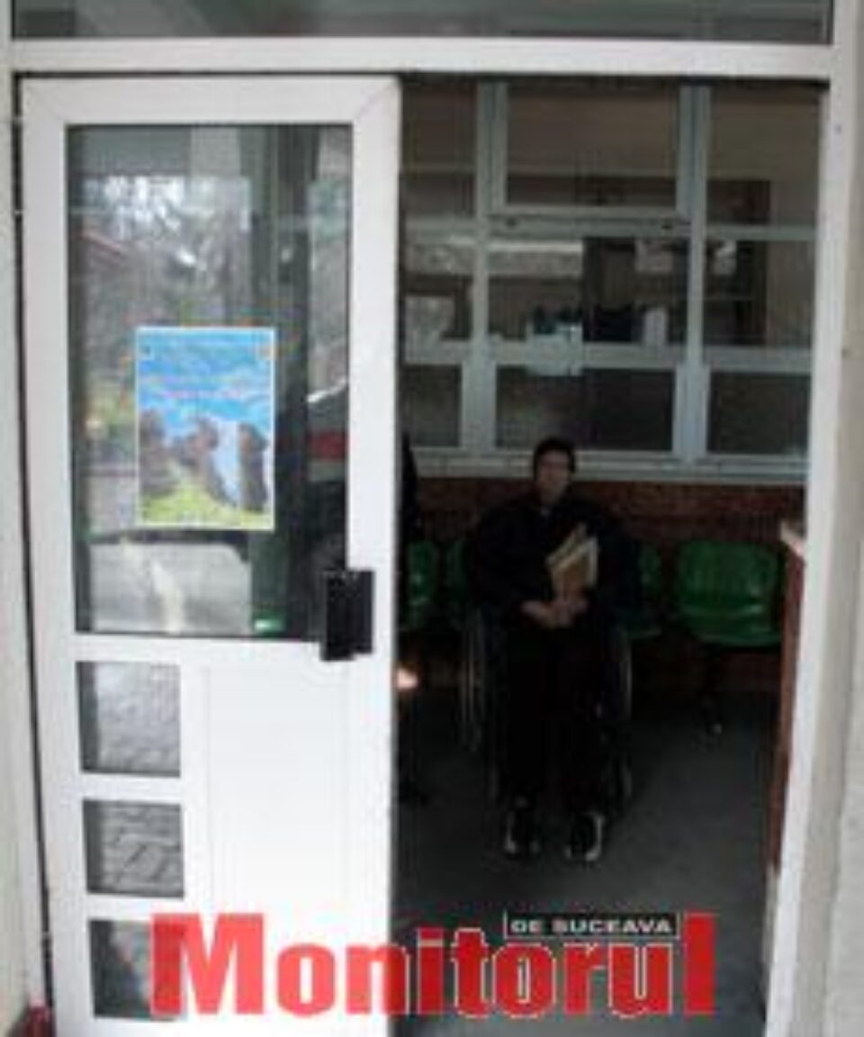 Uşa de la intrarea principală din UPU urmează să fie înlocuită complet Uşa de la intrarea principală din UPU urmează să fie înlocuită complet