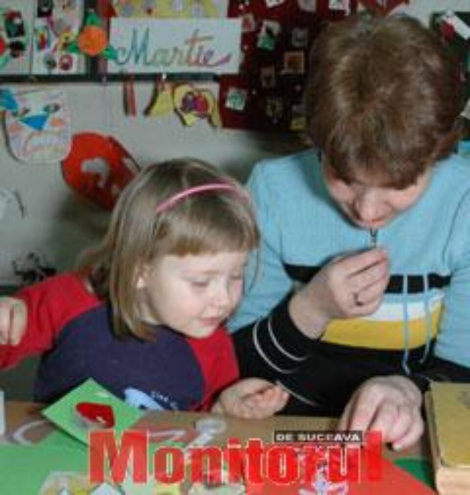 Marcela Reuţ împreună cu un mic artist, în Atelierul fanteziei