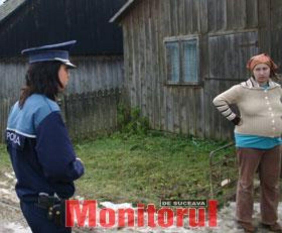 Agentul Laura Murariu discutând cu una dintre victimele hoaţei fără buletin