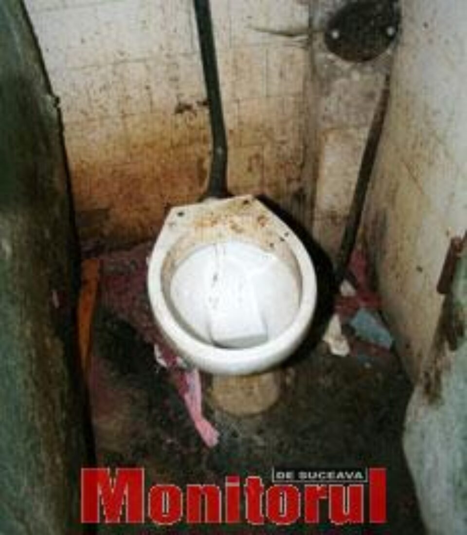 Singurul WC deschis pentru zeci de oameni