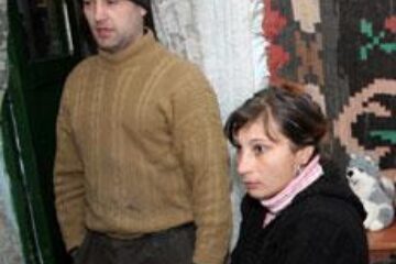 Mihai Todosia şi Doina Ştefan trăiesc într-un bloc dezafectat care nu mai are mai uşi, geamuri, apă şi încălzire