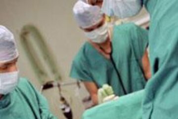 Asiguraţii cu boli grave ce nu pot fi trataţi în România au dreptul la asistenţă medicală în clinici din străinătate