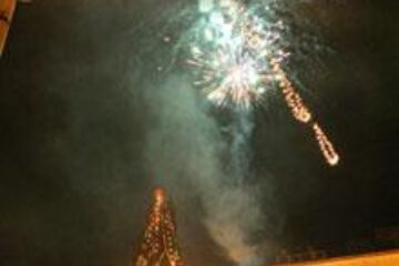 Mii de becuri colorate şi foc de artificii