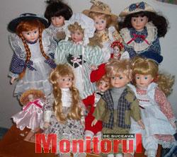 Păpuşi înveşmântate în rochii de epocă