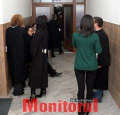 Unii avocaţi suceveni nu respectă legea şi fumează pe holul instituţiei