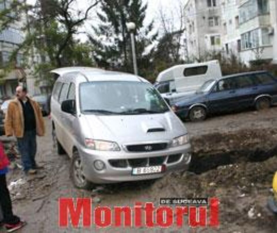 Cu mașina în șanț Cu mașina în șanț