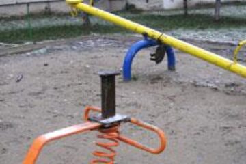 Copiii din Obcini nu mai au unde să se joace