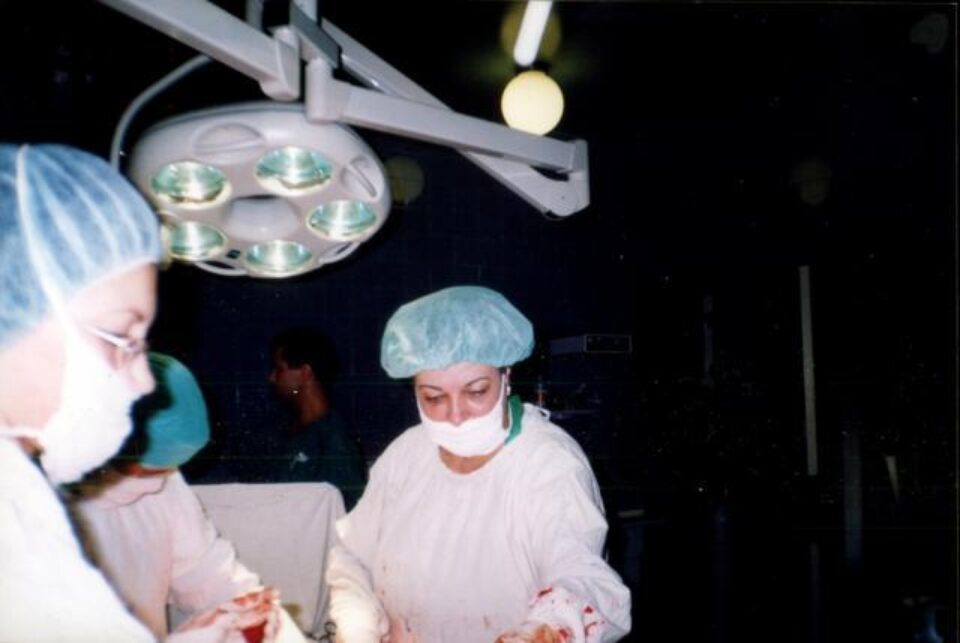 Doctorii Hâncu în sala de operații