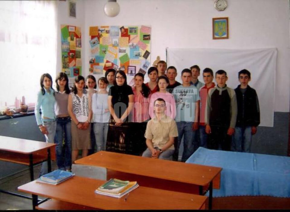 Roman Ioan Ciprian alaturi de colegii la terminarea clasei a VIII a