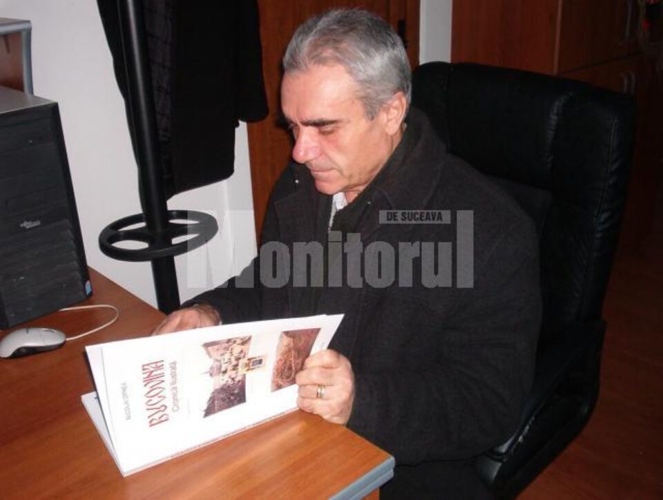 Nicolai Oprea răsfoind primul exemplar al lucrării