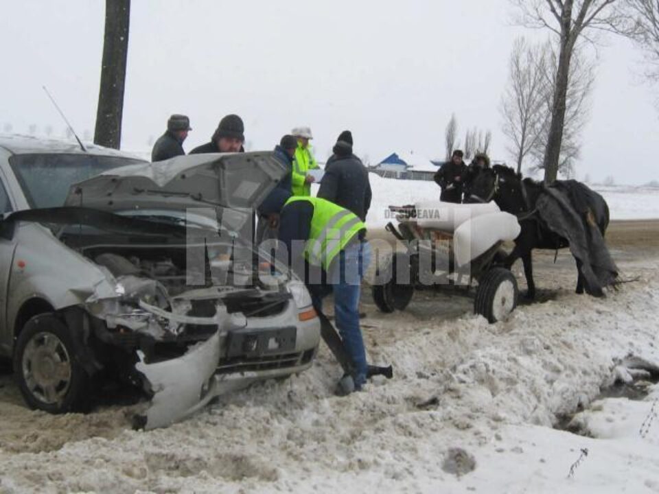 La un pas de tragedie: A lovit o căruță în care se aflau trei oameni