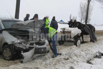 La un pas de tragedie: A lovit o căruță în care se aflau trei oameni
