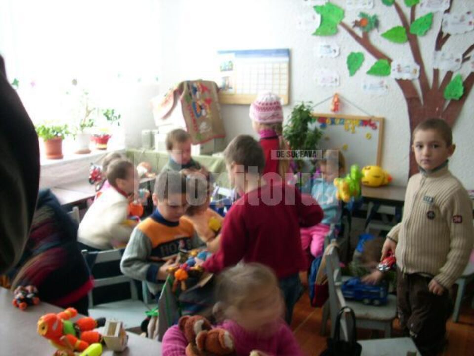 Copiii de la Pătrăuți se bucură de darurile făcute de micuții de la „Așchiuță”