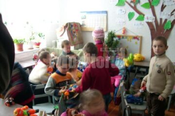 Copiii de la Pătrăuți se bucură de darurile făcute de micuții de la „Așchiuță”